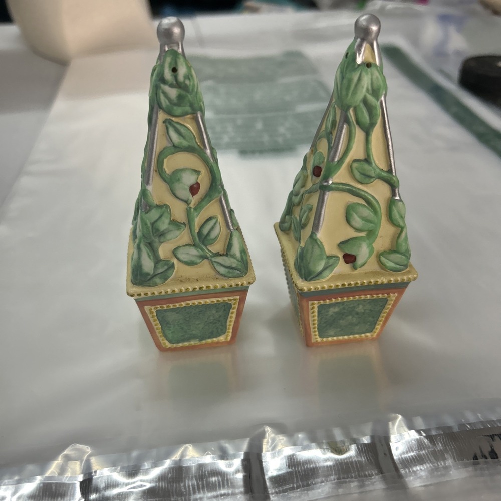 Pfaltzgraff French Quarter Salt & Pepper Shakers Vintage Retro Decorative Kitchy